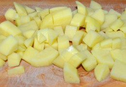 Параллельно начистить картошки, нарезать и отправить вариться в кастрюлю.