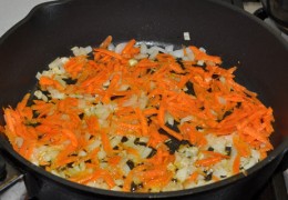 Морковь превратить в кубики или просто натереть, обжаривать с луком 4-5 минут.