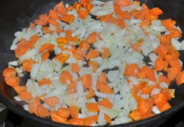 Нашинковать морковь и лук, слегка обжарить ( пассеровать ) 6-7 минут на масле, разогрев его сначала на среднем огне. 