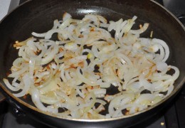 В сковороде разогреть остаток масла, на среднем огне  пассеровать  нашинкованный полукольцами лук, 5-7 минут, до мягкости лука. Периодически помешивать.