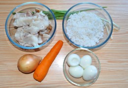 20-25 минут – и основные ингредиенты готовы: сварены и охлаждены рис, морковь, яйца. Мякоть копченой рыбы освобождена от косточек.