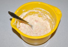 Тех 9-10 минут, что нужны на  варку  яиц, достаточно, чтобы крабовые палочки (не размораживая) пропустить через мелкую терку, следом – сыр и яйца, измельчить зубчики чеснока. Добавить соли, майонеза, перемешать. 