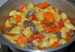Заложить нарезанную картошку, добавить соус-заправку, перемешать, тушить в закрытой посуде до 35-40 минут. 
