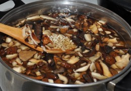 В суповую кастрюлю положить разбухшую крупу и грибы. Дать закипеть - и на слабом огне, под крышкой, варить суп 20-30 минут – до момента, когда и крупа, и грибы почти сварятся.