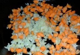 Морковь нашинковать четвертинками кружков, хотя можно просто натереть. Выложить к бекону, не забывая помешивать, томить 9-10 минут, до прозрачности и мягкости лука.