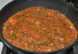 В смесь измельченных овощей добавить томатную пасту, сахар, майоран и паприку. Перемешать и вылить на рыбу, накрыть.