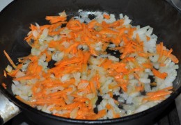 Бульон доваривается – пора делать  заправку . Нарезанные морковь (можно натереть) и лук 6-7 минут  пассеровать , помешивая иногда, с маслом на среднем огне. лук должен смягчиться и стать прозрачным.