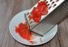 Каждый помидор разрезать пополам, а половинки легко натираются на терке, остается только выкинуть кожицу.