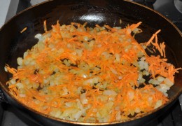 Для суповой  заправки  нашинковать лук, пассеровать на среднем огне в сковороде с маслом 4-5 минут. Добавить натертую морковку и продолжать еще 3-4 минуты. 