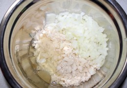 Нашинковать лук (достаточно мелко), добавить к хлебу, плюс 2 яичных белка, хмели-сунели (можно заменить травами  Прованскими  или  Итальянскими ), перец и соль, перемешать. 