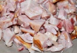 Части курицы освободить от кожи, удалить кости, мясо нарезать.
