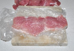 Отбивать мясо лучше в пакете (или положив его между двух пленок). Лучше делать это не спеша, деревянным или другим молотком, доводить до толщины 5-6 мм.