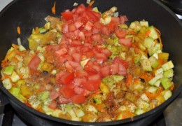 Осталось нарезать томаты, но в овощную смесь положить только измельченную мякоть, сок не использовать. 