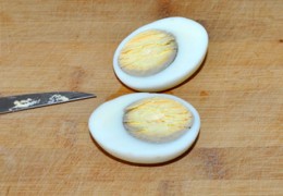 Залить яйца водой, довести до кипения, варить, немного снизив огонь, 8-9 минут. Остудить. Разделить на 2 части – поперек или вдоль, это вам решать. 