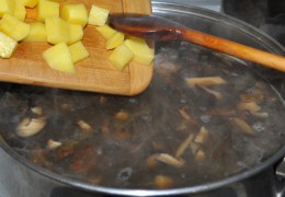 Пора нарезать и опустить в суп картошку. Бросить приправы, попробовать на соль.