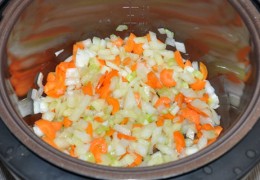 Для  заправки  засыпать в разогретую чашу лук с морковкой и сельдереем, поставить режим жарки, обжаривать овощи, помешивая временами, 12-15 минут. 