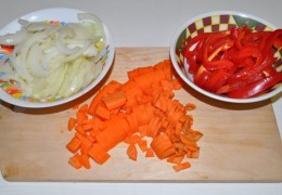 Подготовить овощи для соуса: соломкой нарезать перец, полукольцами – лук, морковь – половинками или четвертинками кружков. Очищенные дольки  чеснока придавить  плоскостью ножа. 