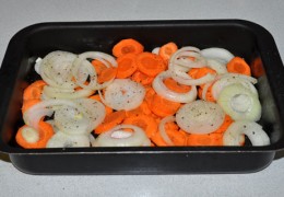 Овощи очистить, нарезать, в миске смешать с 1-2 ст. ложками масла, солью и перцем, выложить слоем в форму.