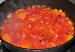 Измельченные помидоры добавить в соус-заправку, всыпать приправу, соль, сахар, перец, потушить без крышки 3-5 минут.