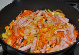 Колбасу (хорошо, если это полукопченая) нарезать на свой вкус: тонкими брусочками, кубиком, ломтиками. Добавить к овощам, обжаривать еще 3-4 минуты.
