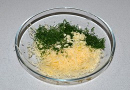 С помощью мелкой терки натереть сыр и чеснок (чеснок можно пропустить через пресс). Порубить зелень.