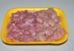 Куски курицы промыть и подсушить. Снять мясо с окорочков (350-400 г), нарезать кусочками примерно по 2-2,5 см, так же нарезать  филе . 