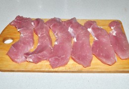 Для получения мягкого сочного мяса надо  нарезать его стейками (ломтями) одинаковой толщины, 12-14 мм. И обязательно – поперек мясных волокон. Большие стейки можно поделить на два.