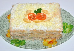 Слоеный торт-салат с крекерами