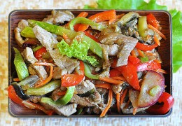 Свинина стир-фрай с овощами и сливами