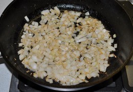 Если масла в сковороде почти не осталось, добавить его и раскалить. Нашинковать и обжаривать лук, также помешивая, пока приобретет золотистый оттенок, 4-5 минут.
