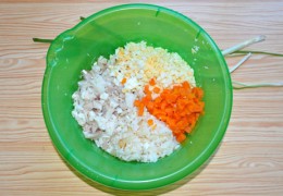 Порубить кубиком морковку и яйца, нарезать зеленый лук, на кусочки – рыбу. Соединить в одной миске, поперчить, перемешать с небольшим количеством майонеза. Попробовать на соль – и досолить, если требуется. 