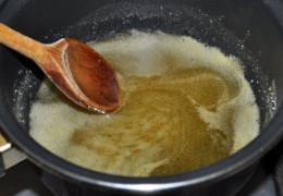 Не переставая помешивать, на небольшом огне мед с сахаром уварить до загустения, на что уходит 15-25 минут.