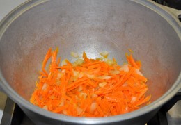Налить масла, разогреть на среднем огне, заложить нашинкованный лук, обжаривать 5 минут, добавить морковь – и  пассеровать  еще 4-5 минут. Посыпать немного перцем, солью.
