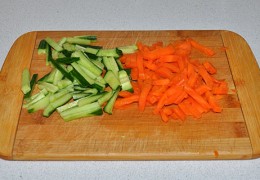 Морковь (сырую или отваренную) и огурец превратить в тонкие мелкие брусочки.