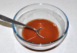 Для соуса взять готовый, из магазина, соус Наршараб – или сок граната. Готовый Наршараб смешать с крахмалом и стаканом воды. В сок вода не нужна, только крахмал.