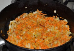 Добавить морковку, пропущенную через терку, обжаривать 5-6 минут.