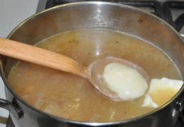 В бульон с готовыми рисом и курицей положить плавленый сыр.