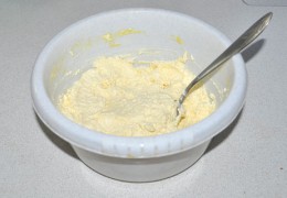 В творог, протертый через сито, добавить сахар и яйцо. Соду залить лимонным соком – и тоже в тесто. Посыпать манкой, вымесить, оставить на 12-15 минут для набухания крупы. Подсыпая муку, еще раз вымесить.