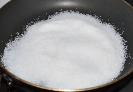 100 г оставленного сахара засыпать на сухую сковороду (она должна быть абсолютно сухой и чистой). 