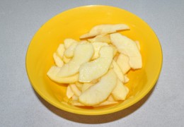 Пока – очистить яблоки, нарезать ломтиками (толщина – 5-7 мм) и сбрызнуть, чтобы не темнели, соком лимона.