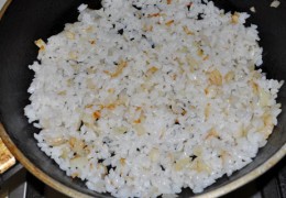 Рис (который надо промыть после варки) добавить к луку, прогреть 4-5 минут. Выложить для остывания. Вы можете не пассеровать лук и рис, однако они в таком виде делают салат вкуснее.