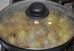 Накрыть сковороду крышкой и потушить овощи 4-6 минут