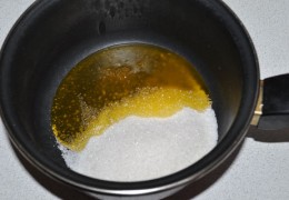 Мед с сахаром выложить в сковороду.