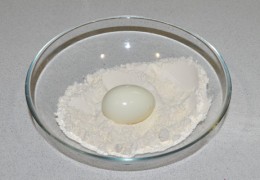 Скорлупу с остывших яиц аккуратно счистить, при этом важно не повредить белки.Снова обвалять  яйца в муке, когда остынут.