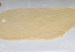 Чтобы собрать пирог, нужны еще полоски из теста. Их нетрудно нарезать из пласта теста, раскатанного до толщины 4-5 мм. 