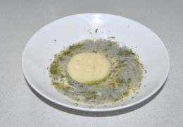 Яйца взбить вилкой в тарелке, добавив немного соли, перца и травы. И в этой смеси искупать каждый кружок кабачков.