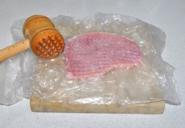 Каждый стейк помещать в пакет или между двумя слоями пленки и отбивать с обеих сторон мясо до толщины 10-12 мм.
