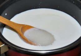 Залить молоко (лучше в посуду из нержавейки), поставить на средний огонь, всыпать 600 г сахара. Помешивая, сначала довести до кипения, установить слабый огонь и уваривать смесь 30 минут.