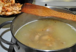 В кастрюлю, где уже вполне (или почти) готов рис, переложить мясо с луком из сковороды. Попробовать на соль и перец.