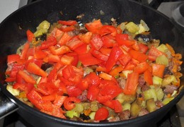 Сладкий перец нарезать полосками или прямоугольничками, добавить к овощам, подержать на огне 3-5 минут.